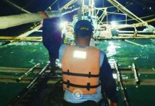 ‘Siklob’ boats seized in Iloilo illegal fishing crackdown A member of the Iloilo Provincial Bantay Dagat Task Force approaches one of two fishing boats intercepted for alleged “siklob” fishing off Concepcion, Iloilo. PHOTO FROM ILOILO PROV’L ADMINISTRATOR RAUL BANIAS