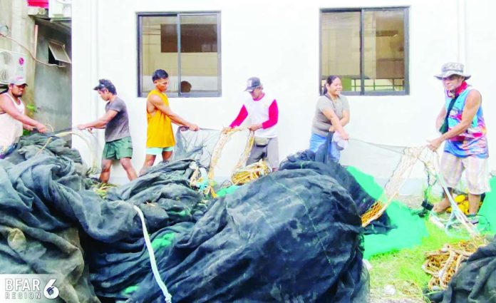 Fishers in Estancia, Iloilo turn over banned fine-mesh nets locally known as “sinsoro” as part of a gear-swapping initiative of the municipal government and Bureau of Fisheries and Aquatic Resources – Region 6. The program seeks to steer fishers away from destructive fishing practices while helping restore dwindling fish stocks in Northern Iloilo and the Visayan Sea. BFAR-6