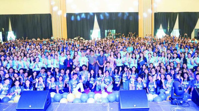 neljoy_youth More than 700 peer helpers and teen center coordinators gather for the 2026 Provincial Teen Center Day at the Iloilo Convention Center on Sept. 3, where Gov. Arthur Defensor Jr. of Iloilo rallied young Ilonggos to serve as frontline partners in addressing rising teen suicides and mental health risks linked to harmful social media exposure. Iloilo Province now operates 102 school-based teen centers, including 21 standalone Teen Center 2.0 facilities. BALITA HALIN SA KAPITOLYO