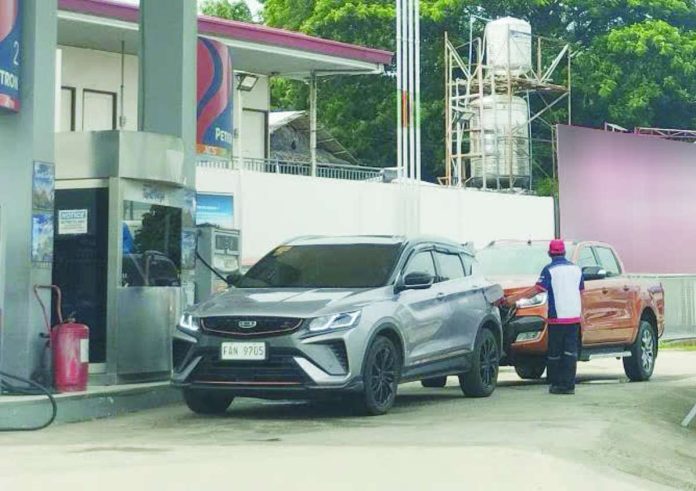 Motorists line up to buy fuel at a Petron station in Mali-ao, Pavia, Iloilo on Monday, September 7, ahead of a major fuel price hike scheduled for September 8. PN PHOTO
