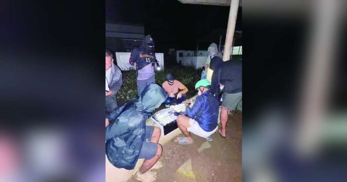passi shabu_compressed_superimposed A 24-year-old drug suspect (left) was caught with around P612,000 worth of suspected shabu on Tuesday night, Sept. 15, during a buy-bust operation carried out by operatives of the Passi City Component Police Station in Barangay Poblacion Ilawod, Passi City, Iloilo. PHOTO COURTESY OF DYRP LIFE RADIO ILOILO
