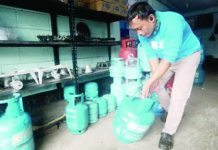 DOE: LPG prices down effective September 1 A worker prepares liquefied petroleum gas (LPG) tanks for delivery at a store in Paco, Manila on July 10, 2026. The Department of Energy said domestic LPG prices declined by P0.40 per kilo effective Tuesday, Sept. 1, 2026, due to lower freight costs, offsetting an uptick in global prices. PNA PHOTO BY YANCY LIM