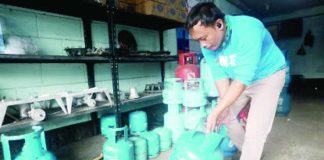 A worker prepares liquefied petroleum gas (LPG) tanks for delivery at a store in Paco, Manila on July 10, 2026. The Department of Energy said domestic LPG prices declined by P0.40 per kilo effective Tuesday, Sept. 1, 2026, due to lower freight costs, offsetting an uptick in global prices. PNA PHOTO BY YANCY LIM