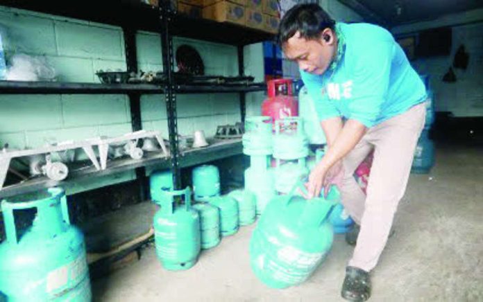 sept_LPG_compressed_resized A worker prepares liquefied petroleum gas (LPG) tanks for delivery at a store in Paco, Manila on July 10, 2026. The Department of Energy said domestic LPG prices declined by P0.40 per kilo effective Tuesday, Sept. 1, 2026, due to lower freight costs, offsetting an uptick in global prices. PNA PHOTO BY YANCY LIM