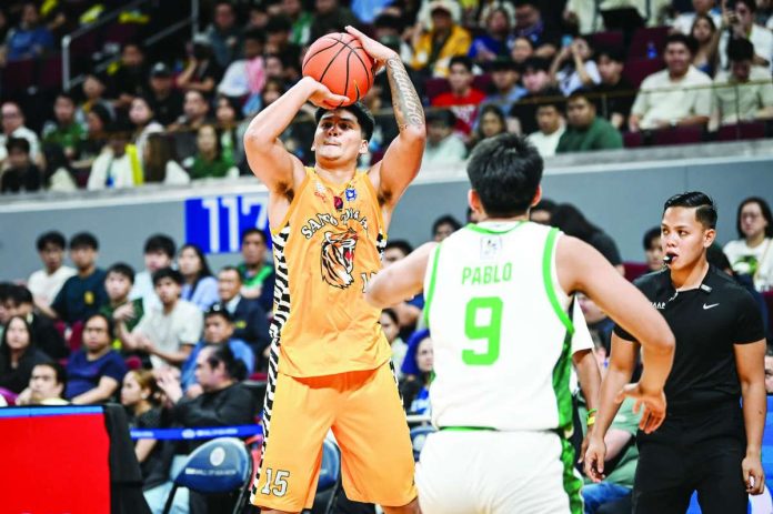 sports_UST_compressed_resized University of Santo Tomas Growling Tigers forward Landyn Jumawan shoots over the defense of the De La Salle University Green Archers during their UAAP Season 89 men’s basketball clash. UST held off a late DLSU rally for an 80-75 victory. UAAP