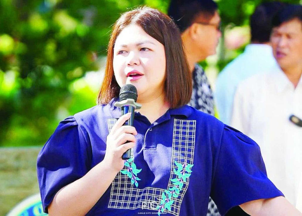 With daily commerce at Iloilo City’s downtown area vulnerable to rotational outages, Mayor Raisa Treñas says persistent power interruptions are heavily impacting micro, small and medium enterprises. “Apektado na ang aton mga pamilya, transport sector, MSMEs. May mga negosyo nga indi makapadayon sang produksyon,” Treñas adds. ALLEN ANIMAS/PN