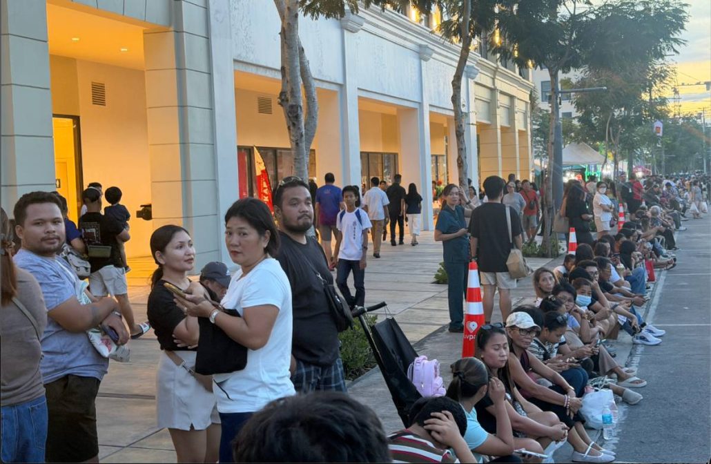 Bacolodnons and tourists patiently waited at the Upper East area as early as 4 p.m. to see the electric float parade, among the highlights of the annual MassKara Festival. 