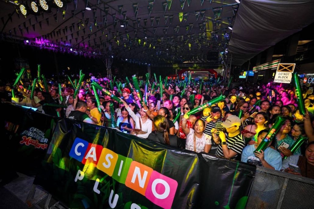 The festivities continued at Lacson Street during Casino Plus’ takeover, where Zeinab joined the MassKara celebration and engaged with festivalgoers in an evening of music, entertainment, and interactive activities.