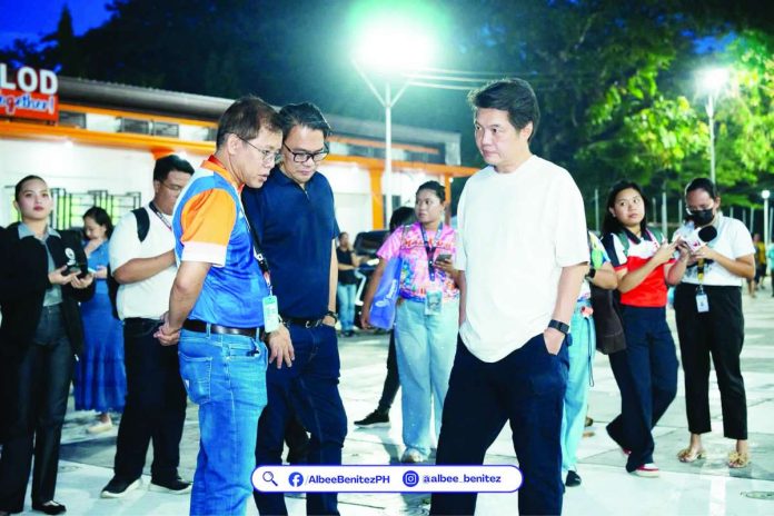 Bacolod_TIEZA_copy_compressed_resized Bacolod City Lone District Rep. and House Deputy Speaker Albee Benitez, Mayor Greg Gasataya, and City Engineer Lobel Rafael Ceballos inspect the P80-million Heritage Plaza redevelopment project at the Bacolod Public Plaza on Thursday, October 1. ALBEE BENITEZ FB PHOTO