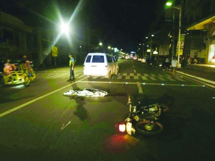 Bacolod_accident_compressed_resized A motorcycle rider died after being run over by a taxi following a collision with a tricycle along Araneta Street in Barangay 39, Bacolod City, at around 1:30 a.m. on October 12, 2026. TEU PHOTO