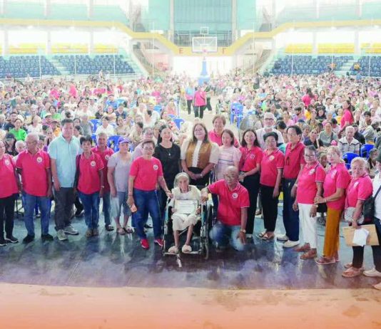 Bago grants cash incentives to elderly residents The City Government of Bago, led by Mayora Mayette Javellana, honored 523 senior citizens through the Bagonhon Longevity Award at the city’s coliseum and cultural center on October 14. THE CITYBRIDGE PHOTO