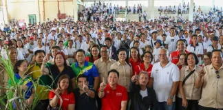 DSWD Secretary Rex Gatchalian, Capiz Gov. Fredenil Castro and local officials lead the distribution of P10,325 in Emergency Cash Transfer assistance to sugarcane farmers and workers affected by the red-striped soft scale insect infestation in Capiz on September 29, 2026. CAPIZ PROV’L GOV’T COMMUNICATIONS GROUP PHOTO