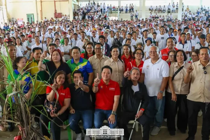Capiz_rssi_compressed_resized DSWD Secretary Rex Gatchalian, Capiz Gov. Fredenil Castro and local officials lead the distribution of P10,325 in Emergency Cash Transfer assistance to sugarcane farmers and workers affected by the red-striped soft scale insect infestation in Capiz on September 29, 2026. CAPIZ PROV’L GOV’T COMMUNICATIONS GROUP PHOTO