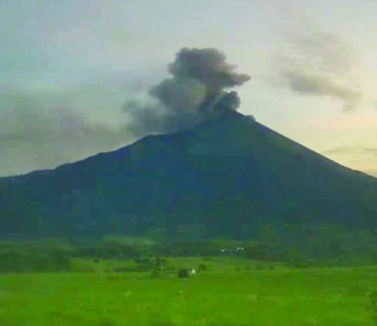 Kanlaon eruption triggers ashfall; OCD delivers masks A sped-up footage captured by the Mansalanao, Upper Pantao and Canlaon City observation stations shows Kanlaon Volcano emitting ash at 5:15 a.m. on Oct. 11, 2026. The grayish plume rose about 600 meters above the summit crater and drifted generally west. PHIVOLCS maintains Alert Level 2 over the volcano. PHIVOLCS-DOST