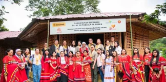 Maybank Women Eco-Weavers (MWEW) Launches Second Weaving Training Centre in the Philippines A new milestone for Maybank Women Eco Weavers in the Philippines. The official launch of the MWEW ANTHILL Abaca Weaving Training Centre in Bukidnon brought together the Daraghuyan Bukidnon Tribe, Maybank Foundation, ANTHILL Fabric Gallery and local partners to celebrate a shared commitment to preserving cultural heritage and strengthening community livelihoods. The launch of the MWEW ANTHILL Abaca Weaving Training Centre in Bukidnon marks the programme’s 13th training centre across five ASEAN countries and its second in the Philippines. To date, MWEW has supported 20 women weavers and 25 abaca farmers in the Daraghuyan community, alongside the planting of 6,250 abaca plants. By bringing fibre cultivation and weaving closer together, the centre strengthens the local value chain while creating a foundation for sustainable livelihoods and the preservation of Pinangabol weaving. Standing in the back row from left; Emma Lim-Sandrino, Board of Directors, ANTHILL Fabric Gallery (with glasses and in black shirt), Marven Jan Nadela, Senior Tourism Operations Officer, Malaybalay City Tourism Office (with glasses in black jacket); Atty. Anna Marie R. Bergado, City Administrator, Malaybalay City (in light pink jacket); Anya Joy Lim, Princess Ant/Co-Founder of ANTHILL Fabrics Gallery (in beige t-shirt); Noor Fadzlin Ariffin, Head, Community Empowerment, Maybank Foundation (in army green shirt); Bae Inatlawan Adelina Tarino, Tribal Leader, Daraghuyan Bukidnon Tribe (in tribal costume and white headscarf); Johann Nawawi, Architect Benefactor of MWEW Programme (with glasses in army green shirt); Edelyn Castro, Head, Corporate Affairs, Maybank Philippines (in army green shirt); Cecille Egnar, Provincial Environment and Natural Resource Officer, Bukidnon Environment & Natural Resources Office (in black jacket); Artificio Lacang, Jr., Visayas-Mindanao Region Head, Maybank Philippines (in army green shirt) and Rochelle Astreid Raymundo, Community Development Programme Consultant, ANTHILL Fabric Gallery (in white jacket). Standing in the front row with the weavers, third from the left: Maria Easterluna Canoy, Executive Director, Kintanglad Integrated NGOs (in purple shirt and black lace vest); Annie Lim, Queen Ant/Co-Founder, ANTHILL Fabric Gallery (in white shirt); Salome Tarino, Community Manager of Daraghuyan Bukidnon Balay Hu Paglala Ha Abaca (tenth from left in red tribal dress); Amirul Muhammad, Senior Manager, Community Empowerment, Maybank Foundation (in army green shirt and dark green pants); and Jonnalyn Mangga, Trainer/Weaver, Daraghuyan Bukidnon Tribe (in light pink shirt and denim pants).