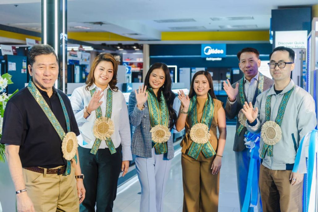 From L-R: Eugene Tiu (Director of Operations - Luzon, Imperial Appliance Plaza), Anna Marie Alejandro (General Manager, Concepcion Midea Inc., Philippines), Bea Binene, Hon. Lady Julie Grace Baronda (Vice Mayor, Iloilo City),
Edward Tiu (Director of Operations Mindanao, Imperial Appliance Plaza), Zeal Jiang (APAC Regional President, Midea International Business - Asia & Pacific Region) at the openingof the Midea zone