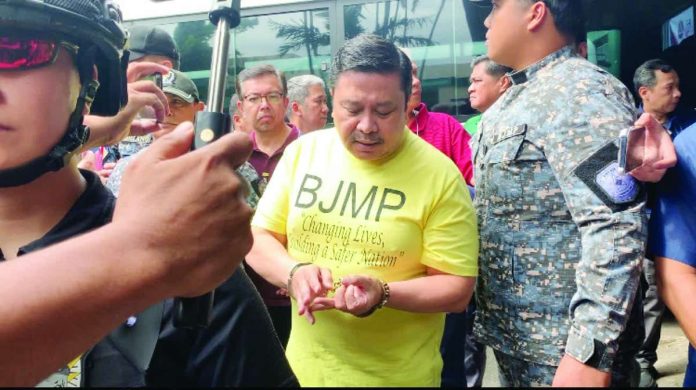 The Sandiganbayan’s 5th Division suspended Sen. Jinggoy Estrada again on Monday for 90 days due to his plunder case. This is his second suspension after another division of the anti-graft court had earlier suspended him last June for graft. FILE PHOTO BY JOHN ERIC MENDOZA | INQUIRER.NET