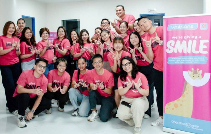 OSPCebu_PR_Photo_02 Watsons employees work hand in hand to support the Operation Smile medical mission at Cebu City Medical Center, helping bring cleft care closer to Filipino children and families.
