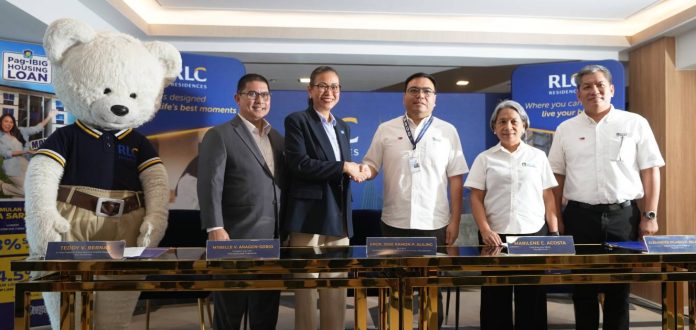 More home choices are now within reach for Pag-IBIG Fund members as Robinsons Land Corporation (RLC) joins the Fund’s growing network of leading developer partners. Through the partnership, qualified members can access participating RLC residential projects through the Pag-IBIG Housing Loan. The partnership also supports President Ferdinand R. Marcos Jr.’s Expanded Pambansang Pabahay para sa Pilipino (Expanded 4PH) Program by expanding housing options paired with affordable financing. In photo, from left: RLC Senior Vice President and Business Unit General Manager Edward Thomas V. Bernas; RLC President and CEO Maria Socorro Isabelle V. Aragon-Gobio; Department of Human Settlements and Urban Development Secretary and Pag-IBIG Fund Board Chairman Jose Ramon P. Aliling; Pag-IBIG Fund CEO Marilene C. Acosta; and Pag-IBIG Fund Deputy CEO Alexander Hilario G. Aguilar.