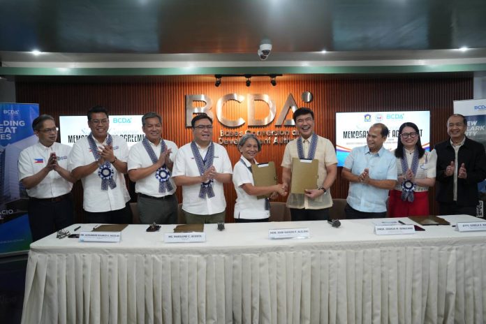 A new walkable city is set to rise in Tarlac as Pag-IBIG Fund and the BCDA have partnered to pursue a walk-to-work township in New Clark City and explore development opportunities on other government lands, advancing President Marcos Jr.’s Expanded 4PH Program. The envisioned township will bring affordable homes closer to workplaces, commercial areas, recreational spaces, and essential services, helping workers and their families spend less time commuting and more time together. Through Pag-IBIG Fund’s affordable housing financing, qualified homebuyers may also benefit from a 3% subsidized interest rate and promotional rates of 4.5% and 5.75% per annum for eligible housing loans, making homeownership more accessible to Filipino families. Photo shows (from left) Pag-IBIG Fund Acting Deputy CEO Atty. Marcial C. Pimentel Jr., Deputy CEOs Benjamin R. Felix Jr. and Alexander Hilario G. Aguilar; DHSUD Secretary and Pag-IBIG Fund Board Chairman Engr. Jose Ramon P. Aliling; Pag-IBIG Fund CEO Marilene C. Acosta; BCDA President and CEO Engr. Joshua M. Bingcang, Chairman Atty. Jerry Marasigan, Executive Vice President and COO Gisela Z. Kalalo, and Board Director Gerard R. Seno.
