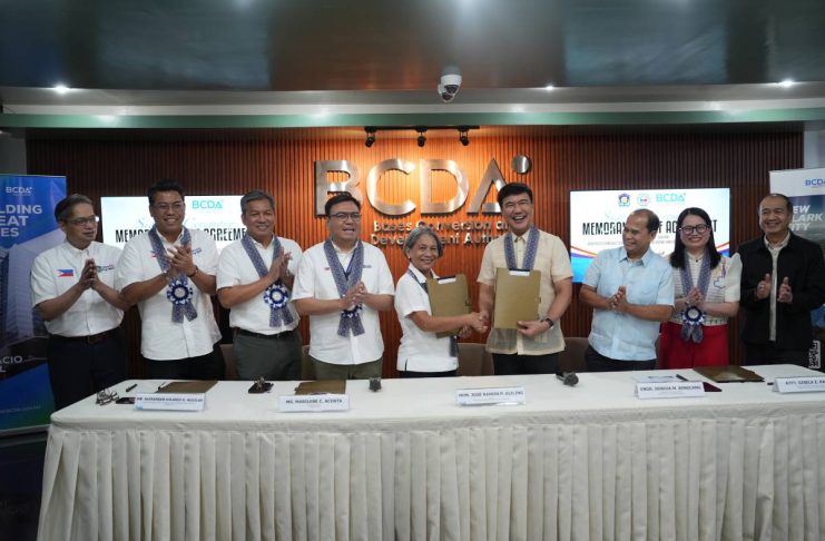 A new walkable city is set to rise in Tarlac as Pag-IBIG Fund and the BCDA have partnered to pursue a walk-to-work township in New Clark City and explore development opportunities on other government lands, advancing President Marcos Jr.’s Expanded 4PH Program. The envisioned township will bring affordable homes closer to workplaces, commercial areas, recreational spaces, and essential services, helping workers and their families spend less time commuting and more time together. Through Pag-IBIG Fund’s affordable housing financing, qualified homebuyers may also benefit from a 3% subsidized interest rate and promotional rates of 4.5% and 5.75% per annum for eligible housing loans, making homeownership more accessible to Filipino families. Photo shows (from left) Pag-IBIG Fund Acting Deputy CEO Atty. Marcial C. Pimentel Jr., Deputy CEOs Benjamin R. Felix Jr. and Alexander Hilario G. Aguilar; DHSUD Secretary and Pag-IBIG Fund Board Chairman Engr. Jose Ramon P. Aliling; Pag-IBIG Fund CEO Marilene C. Acosta; BCDA President and CEO Engr. Joshua M. Bingcang, Chairman Atty. Jerry Marasigan, Executive Vice President and COO Gisela Z. Kalalo, and Board Director Gerard R. Seno.