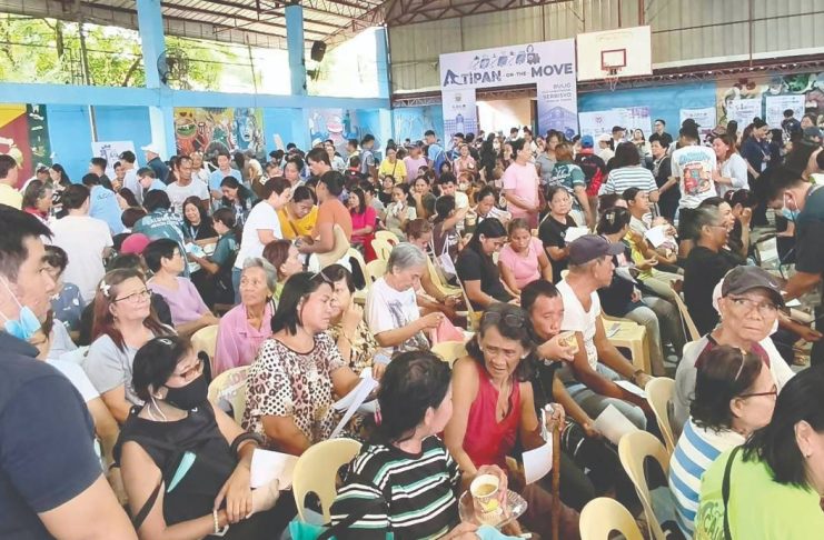 ‘BULIG NGA MABATYAGAN’: ‘Atipan-on-the-Move’ brings city hall services closer to Ilonggos CITY HALL SERVICES CLOSER TO THE PEOPLE. Ilonggos flock to the Atipan-on-the-Move caravan to access various government services right in their own community, bringing the Iloilo City Government closer to the people it serves. Through this initiative, Mayor Raisa S. Treñas fulfils her commitment to make essential services more accessible and ensure that help reaches those who need it most. ILOILO CITY PIO PHOTO