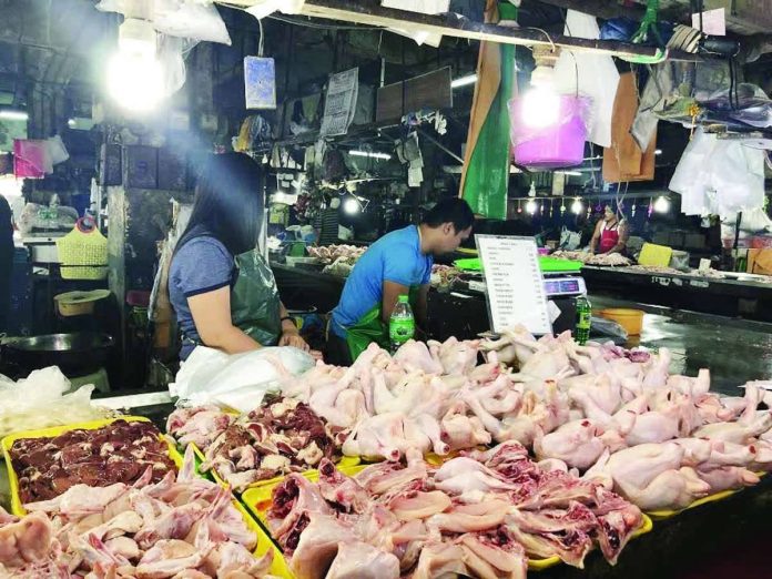 The United States Department of Agriculture projects that the Philippines’ import volume for chicken meat in 2027 will be 14.7 percent higher than the estimated 680,000 metric tons this year. GMA FILE PHOTO