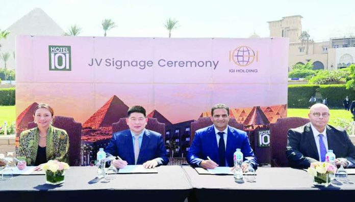 doubledragon.JPG_resized Hotel101 founder Injap Sia (second from left) and Mr. Khaled Sheta of IGI Holdings lead the signing ceremony with the world famous Egypt pyramids at the background.