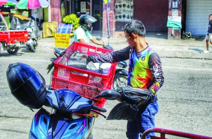 WAGE HIKE BACKLASH: PCCI warns of layoffs, business closures A rider sorts parcels for delivery in Iloilo City’s City Proper district. The Philippine Chamber of Commerce and Industry Iloilo warns that the Regional Tripartite Wages and Productivity Board’s newly approved P40 to P45 daily minimum wage increase could trigger job cutbacks and business closures among struggling micro, small and medium enterprises across Western Visayas. ALLEN ANIMAS/PN