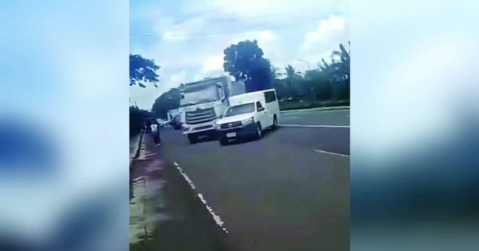 illegal quarry.JPG_superimposed This screengrab from viral video footage capture a government service vehicle operated by the Iloilo Provincial Anti-Overloading Task Force pursuing and attempting to block a white dump truck allegedly transporting quarry materials along the highway in Zarraga, Iloilo on Saturday afternoon, Oct. 10, 2026.