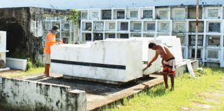 Workers clean and maintain tombs at the Jaro Catholic Cemetery ahead of the observance of All Saints’ Day and All Souls’ Day. As families prepare to honor their departed loved ones, health authorities warn cemetery visitors against extreme heat, dehydration and dengue, urging then to take necessary precautions. ALLEN ANIMAS/PN
