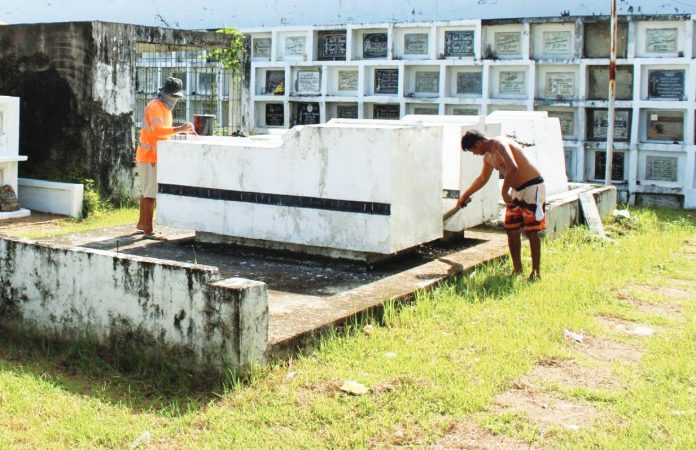 Workers clean and maintain tombs at the Jaro Catholic Cemetery ahead of the observance of All Saints’ Day and All Souls’ Day. As families prepare to honor their departed loved ones, health authorities warn cemetery visitors against extreme heat, dehydration and dengue, urging then to take necessary precautions. ALLEN ANIMAS/PN