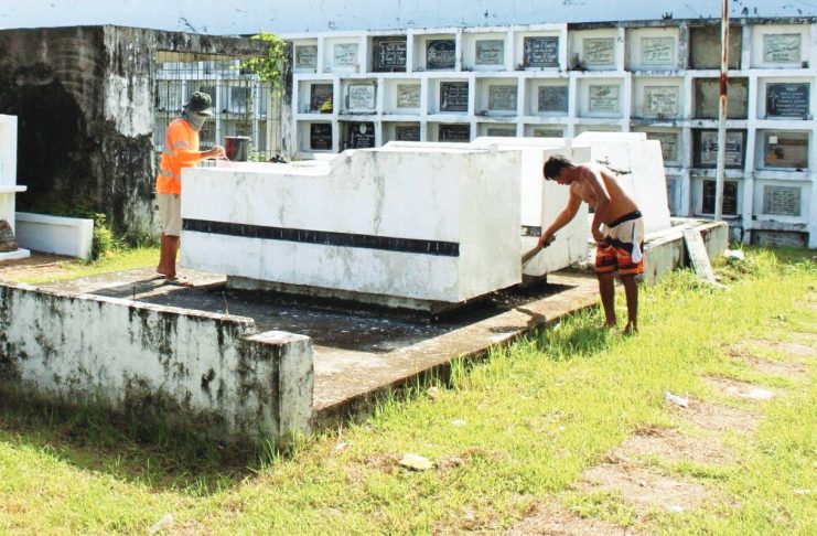 Workers clean and maintain tombs at the Jaro Catholic Cemetery ahead of the observance of All Saints’ Day and All Souls’ Day. As families prepare to honor their departed loved ones, health authorities warn cemetery visitors against extreme heat, dehydration and dengue, urging then to take necessary precautions. ALLEN ANIMAS/PN