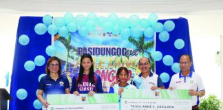 Ilonggo athletes Princess Joy Lagamon and Trixia Anne Arellano receive their P32,000 cash incentives each during the “Pasidungog sa Atletang Ilonggo” at the Iloilo Provincial Capitol on October 11. The two are among the 420 medal-winning athletes honored by the Iloilo provincial government, which released a total of P2.767 million in cash rewards for outstanding performances in regional and national sporting competitions. Also in photo are Iloilo Sports Development and Management Office head Dr. Janelyn Fundal and Senior Sports Development Officer Ray Cabarles. PHOTO FROM ILOILO SPORTS COMPLEX FACEBOOK PAGE