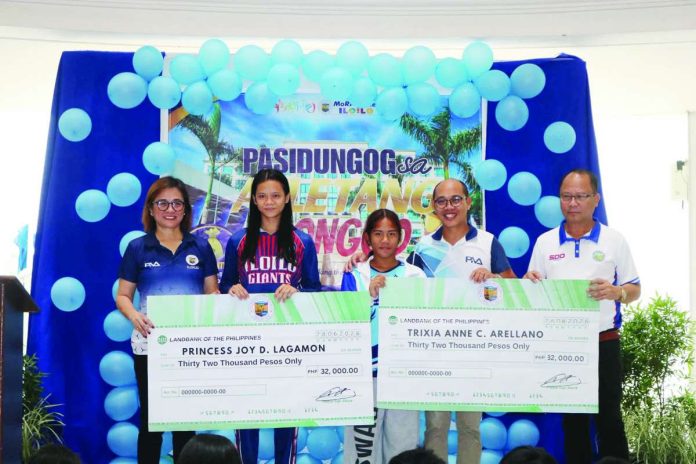 Ilonggo athletes Princess Joy Lagamon and Trixia Anne Arellano receive their P32,000 cash incentives each during the “Pasidungog sa Atletang Ilonggo” at the Iloilo Provincial Capitol on October 11. The two are among the 420 medal-winning athletes honored by the Iloilo provincial government, which released a total of P2.767 million in cash rewards for outstanding performances in regional and national sporting competitions. Also in photo are Iloilo Sports Development and Management Office head Dr. Janelyn Fundal and Senior Sports Development Officer Ray Cabarles. PHOTO FROM ILOILO SPORTS COMPLEX FACEBOOK PAGE