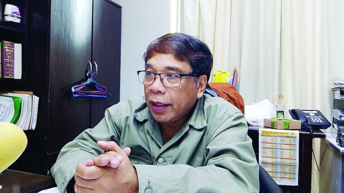 According to Iloilo Provincial Legal Officer Atty. Dennis Ventilacion, Gov. Arthur Defensor Jr. is creating a three-member committee tasked with determining whether sufficient grounds exist to pursue administrative charges against the provincial capitol’s Public Information and Community Affairs Office chief over social media posts critical of the Iloilo City Government.