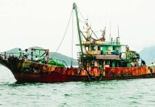 A commercial fishing vessel was apprehended by the Iloilo Provincial Bantay Dagat Task Force off Baligiuan Island in Barangay Malangabang, Concepcion, Iloilo, for allegedly using the prohibited “hulbot-hulbot” or Danish seine fishing method. Authorities seized the vessel, fishing gear and assorted fish catch worth a combined P4.55 million. The operation underscores intensified efforts to protect Iloilo’s marine resources and safeguard the livelihood of small-scale fisherfolk.