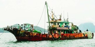 A commercial fishing vessel was apprehended by the Iloilo Provincial Bantay Dagat Task Force off Baligiuan Island in Barangay Malangabang, Concepcion, Iloilo, for allegedly using the prohibited “hulbot-hulbot” or Danish seine fishing method. Authorities seized the vessel, fishing gear and assorted fish catch worth a combined P4.55 million. The operation underscores intensified efforts to protect Iloilo’s marine resources and safeguard the livelihood of small-scale fisherfolk.