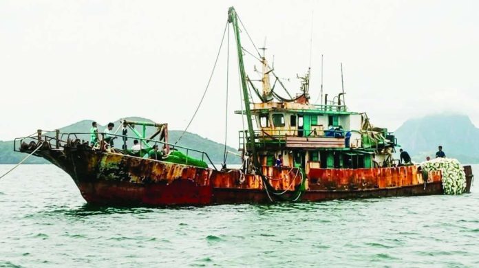 ime_illegal_fishing_copy_compressed_resized A commercial fishing vessel was apprehended by the Iloilo Provincial Bantay Dagat Task Force off Baligiuan Island in Barangay Malangabang, Concepcion, Iloilo, for allegedly using the prohibited “hulbot-hulbot” or Danish seine fishing method. Authorities seized the vessel, fishing gear and assorted fish catch worth a combined P4.55 million. The operation underscores intensified efforts to protect Iloilo’s marine resources and safeguard the livelihood of small-scale fisherfolk.