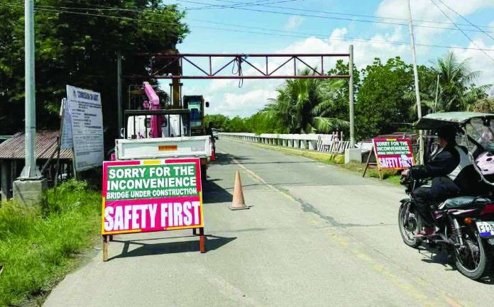 The Monfort-Vigilar Jalaur Bridge along the Iloilo City - Leganes - Dumangas Coastal Road in Barangay Nabitasan, Leganes suffers from structural damage but numerous trucks continue using the bridge. PHOTO FROM BOARD MEMBER ROLANDO DISTURA FACEBOOK
