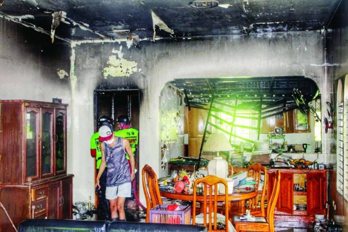 la_paz_fire_compressed_resized The aftermath of a fire that struck an unoccupied house along Rainbow Street in Barangay Lopez Jaena Sur, La Paz, Iloilo City on Monday, Oct. 12, 2026. Responding firefighters quickly contained the blaze, preventing it from spreading to adjacent homes. ALLEN ANIMAS/PN