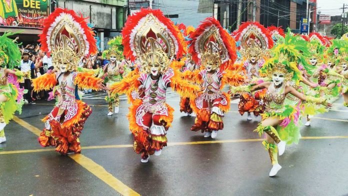 masskara1 Dancers from Barangay Taculing perform energetic choreography despite the wet streets during the MassKara Festival 2026’s Street Dance and Arena Competition in Bacolod City on Sunday, October 18. Taculing emerged the grand champion in the barangay category, taking home the P1-million prize. BACOLOD CITY COMMUNICATIONS OFFICE PHOTO