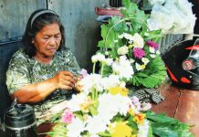 Flower prices may rise as ‘Piyesta Minatay’ demand surges “Maria”, who runs a flower shop in Barangay Seminario, Jaro, Iloilo City, says her arrangements cost between P150 and P500, with discounts available despite her fixed-pricing policy. PHOTOS BY ALLEN ANIMAS/PN