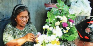 “Maria”, who runs a flower shop in Barangay Seminario, Jaro, Iloilo City, says her arrangements cost between P150 and P500, with discounts available despite her fixed-pricing policy. PHOTOS BY ALLEN ANIMAS/PN
