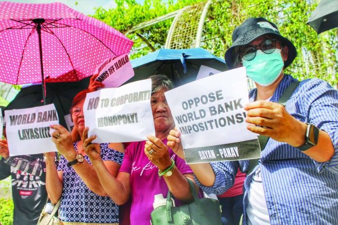 Transport sector members and representatives of progressive and consumer groups oppose a World Bank-proposed overhaul of Iloilo City’s public transport. They claim it will eliminate thousands of livelihoods, drastically reduce available public transport and impose additional financial burdens on commuters. ALLEN ANIMAS/PN