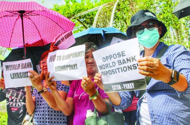 Protesters warn World Bank transport plan could worsen Iloilo City commuting costs Transport sector members and representatives of progressive and consumer groups oppose a World Bank-proposed overhaul of Iloilo City’s public transport. They claim it will eliminate thousands of livelihoods, drastically reduce available public transport and impose additional financial burdens on commuters. ALLEN ANIMAS/PN