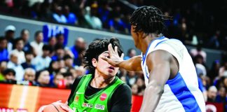 De La Salle University Green Archers guard Jacob Cortez looks for an open teammate while being defended by Ateneo de Manila University Blue Eagles’ EJ Kapihe during their UAAP Season 89 men’s basketball rivalry showdown at the SM Mall of Asia Arena in Pasay City. UAAP