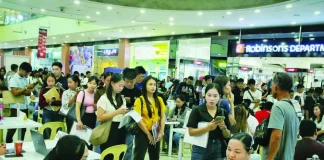 Unemployment falls to 5.3% in August — PSA Job seekers flock to the 89th Charter Day PESO Job Fair in Iloilo City in August this year. Philippine Statistics Authority data showed that employment rate rose to 94.7 percent in August, bringing the number of employed Filipinos to 49.79 million. ALLEN ANIMAS/PN