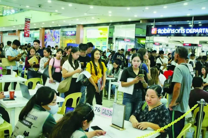 Job seekers flock to the 89th Charter Day PESO Job Fair in Iloilo City in August this year. Philippine Statistics Authority data showed that employment rate rose to 94.7 percent in August, bringing the number of employed Filipinos to 49.79 million. ALLEN ANIMAS/PN